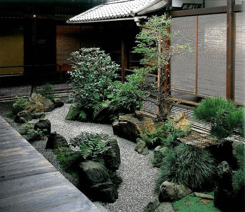 Peaceful And Calmness Japanese Courtyard Decor Ideas