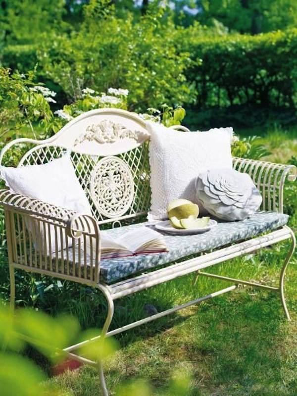 Garden Bench Decoration Ideas