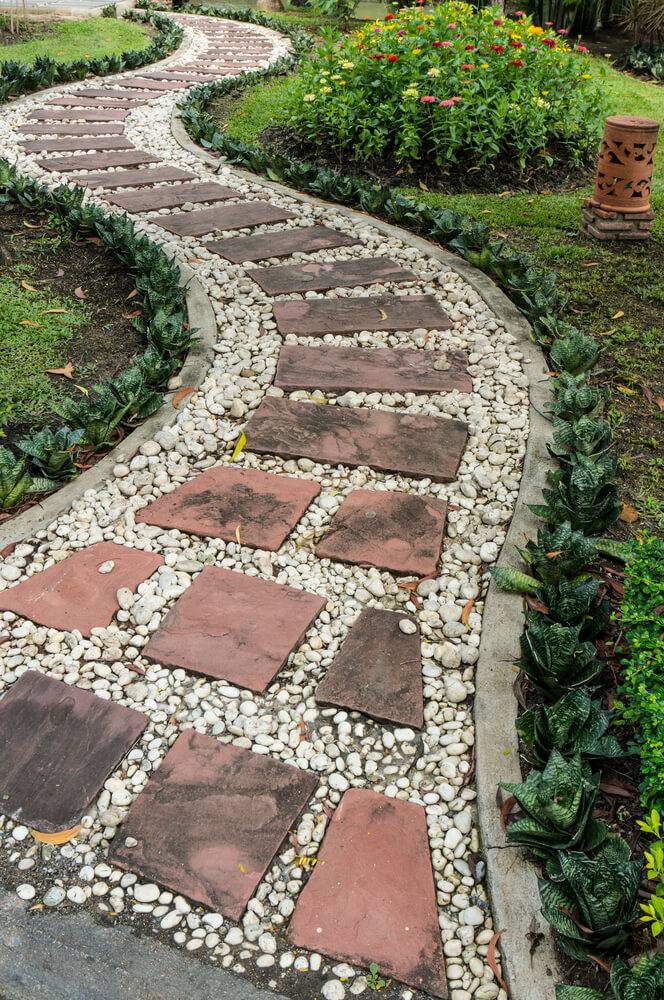 Simple And Eye Catching Flagstone Backyard Walkway Ideas