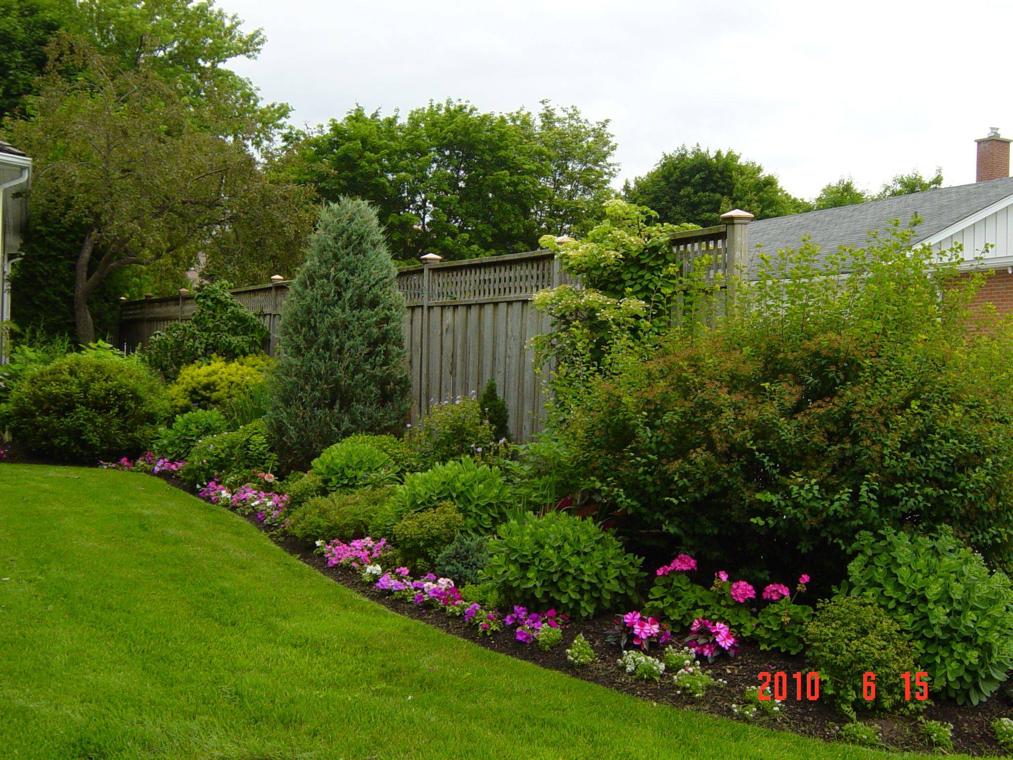 23 Flower Bed Garden Layout along Fence Ideas You Cannot Miss SharonSable