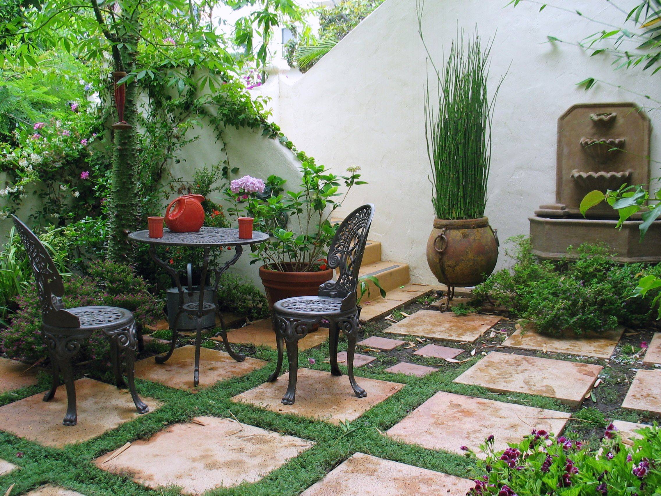 Mediteranean Courtyard Garden Small Courtyard Gardens