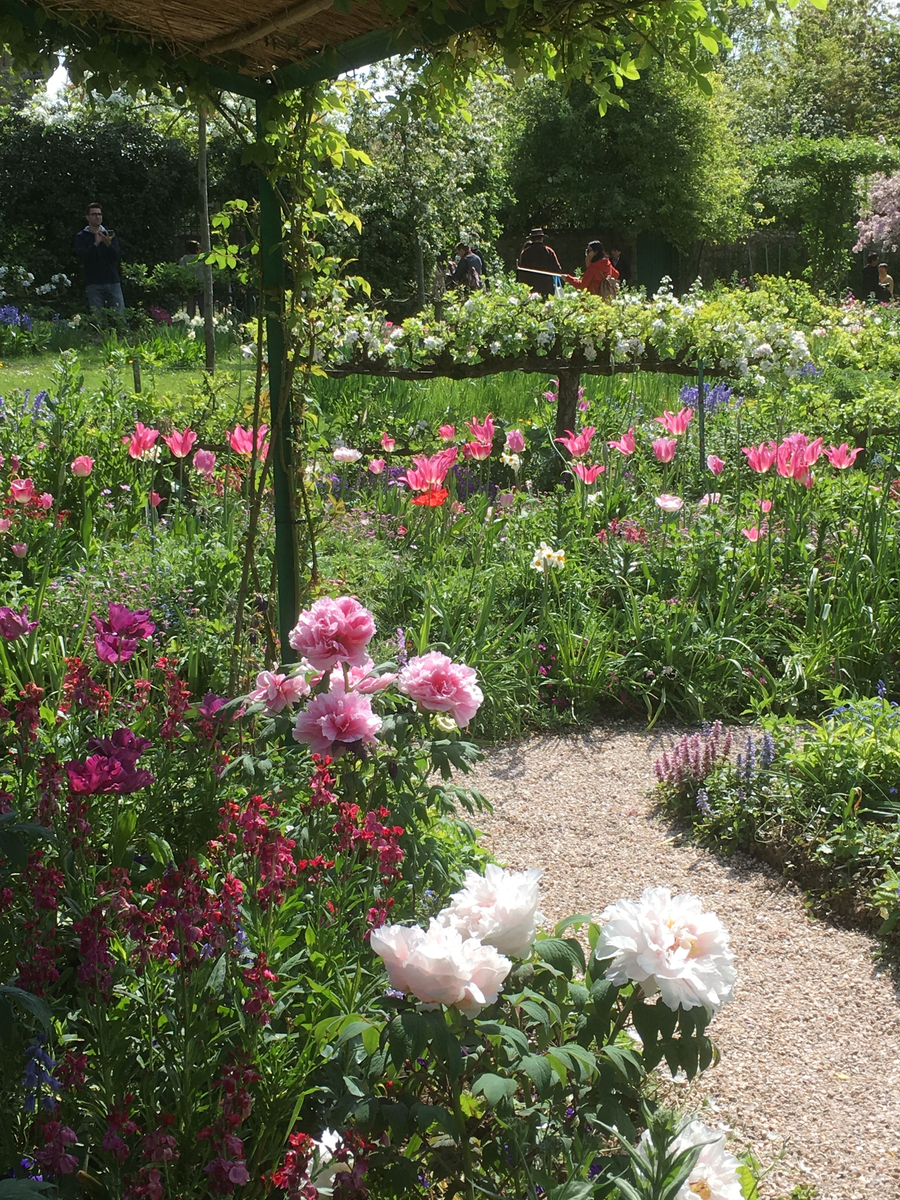 Beautiful Englishstyle Garden Wstatuary