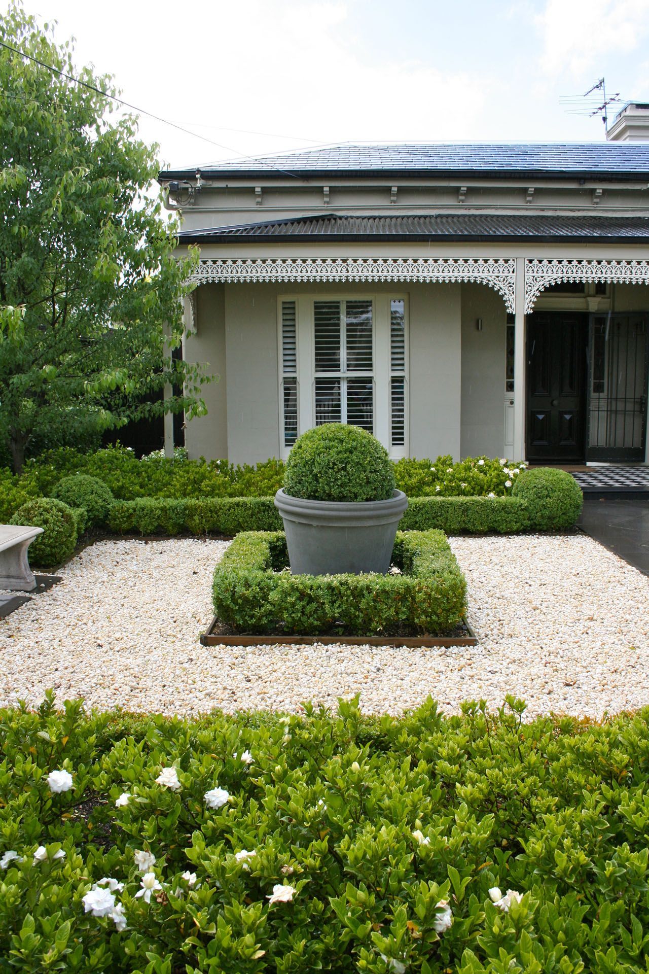 Formal Style Front Yard Garden Design
