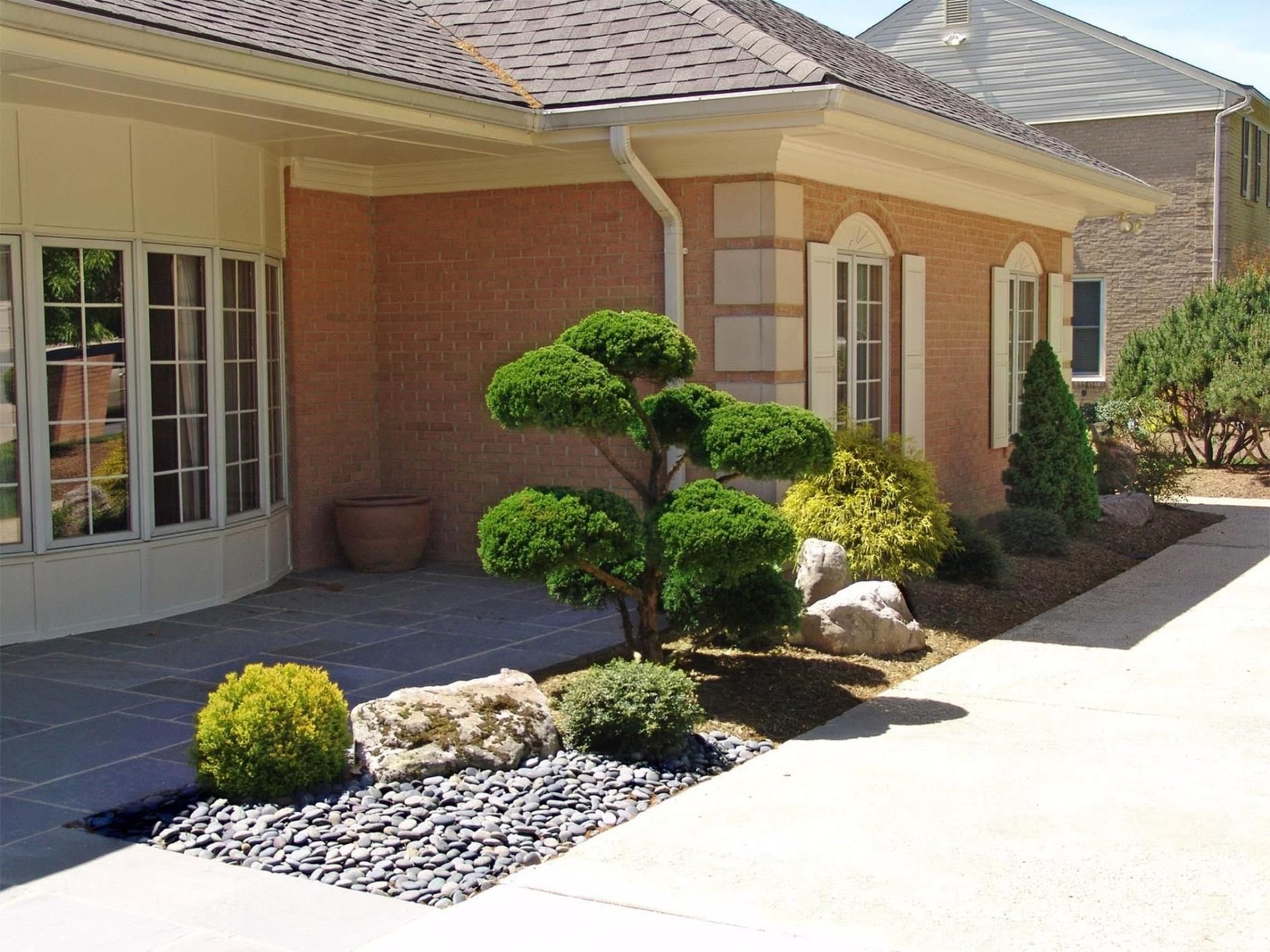 Neat Clean Japanese Front Yard Landscaping Ideas