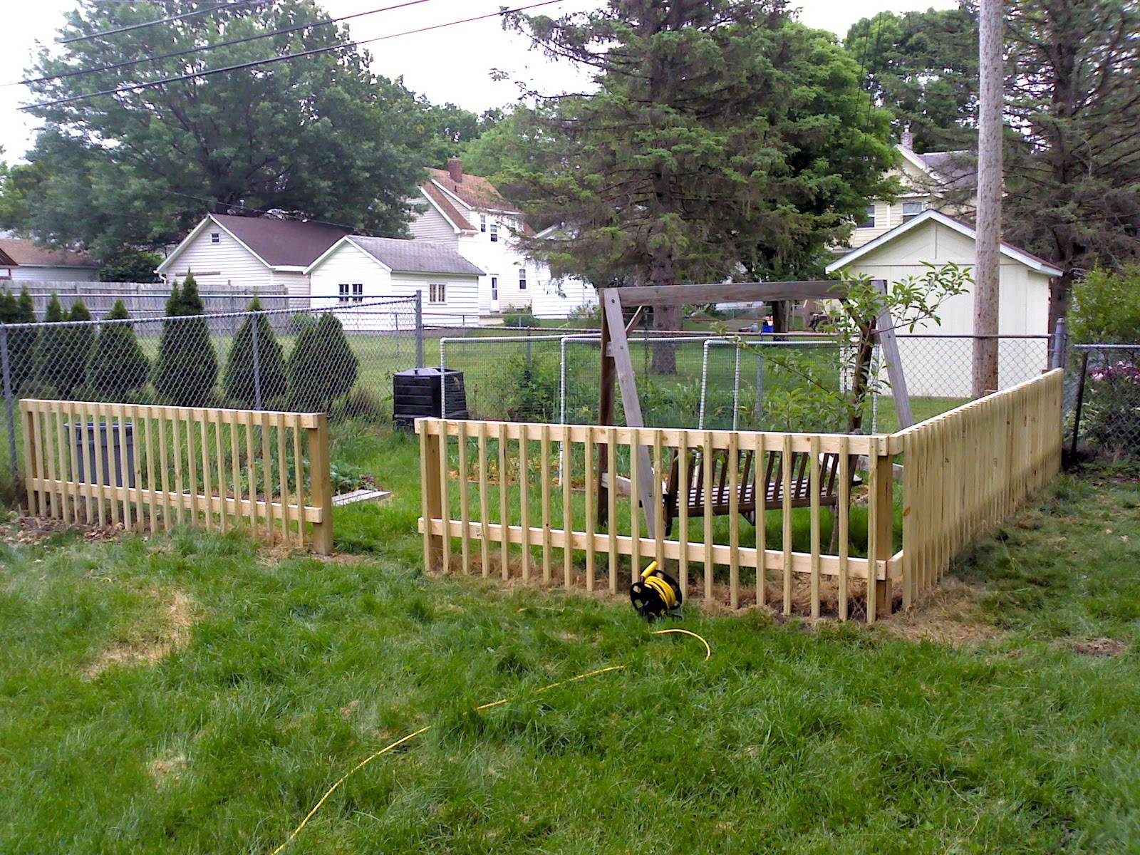 Astonishing Garden Fence Decorating Ideas