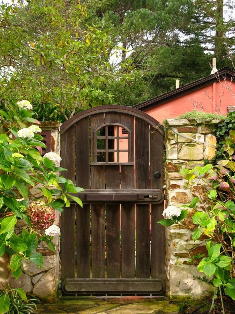 Stunning Rustic Garden Gates Ideas