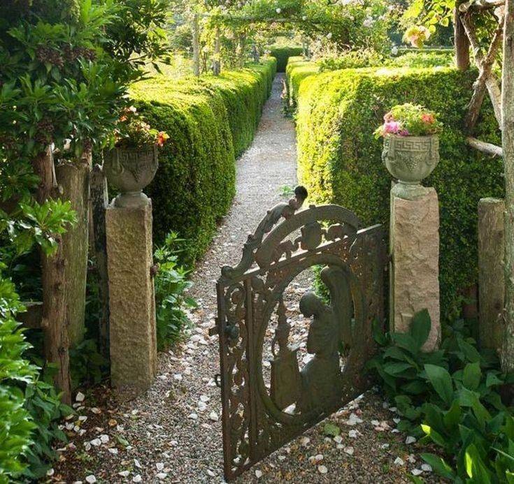 An Antique Look Garden Gate Design