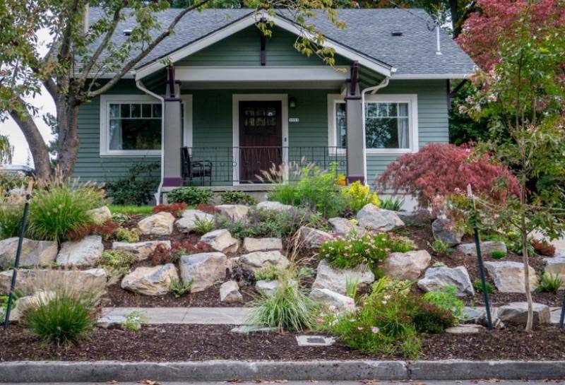 Beautiful Simple Front Yard Landscaping Design