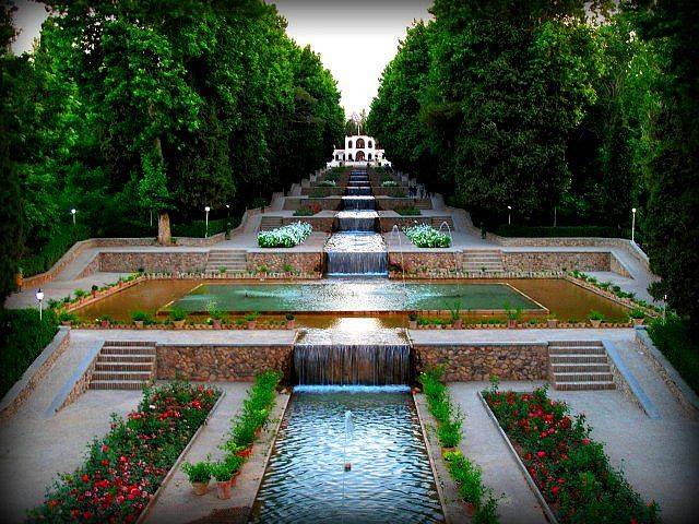 Shazdeh Garden Mahan Piranoos