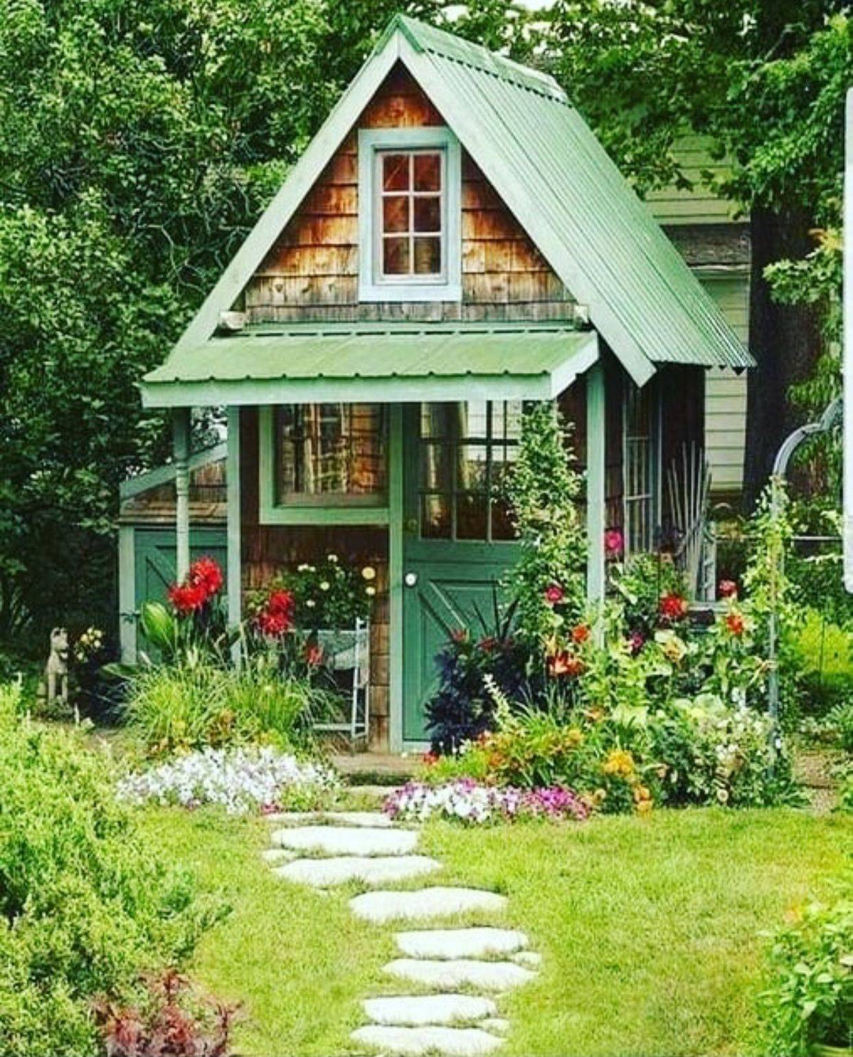 Small Quaint Outdoor Gardening Sheds