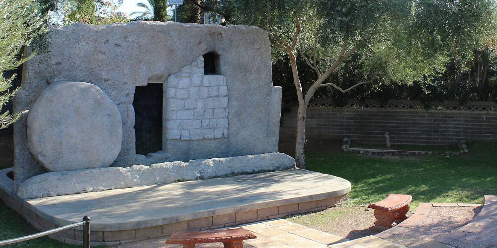 This Lifesize Tomb