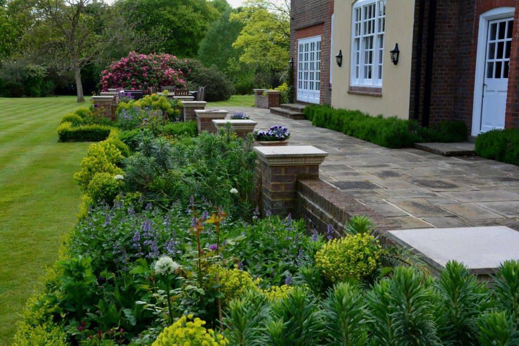 Lovely Modern English Country Garden Design Ideas