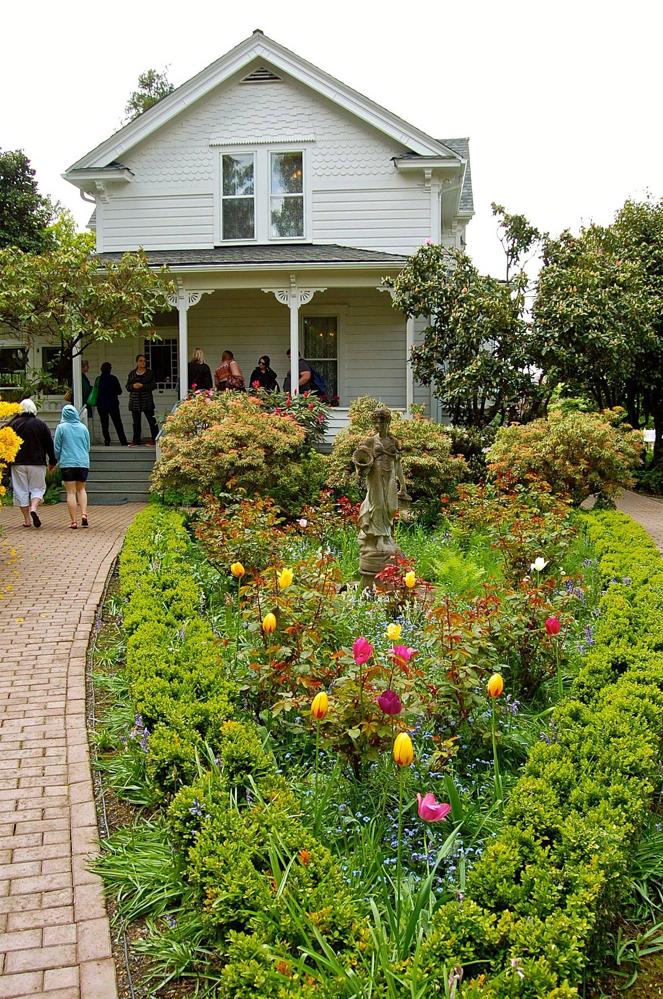 Beautiful Modern English Country Garden Design Ideas Page