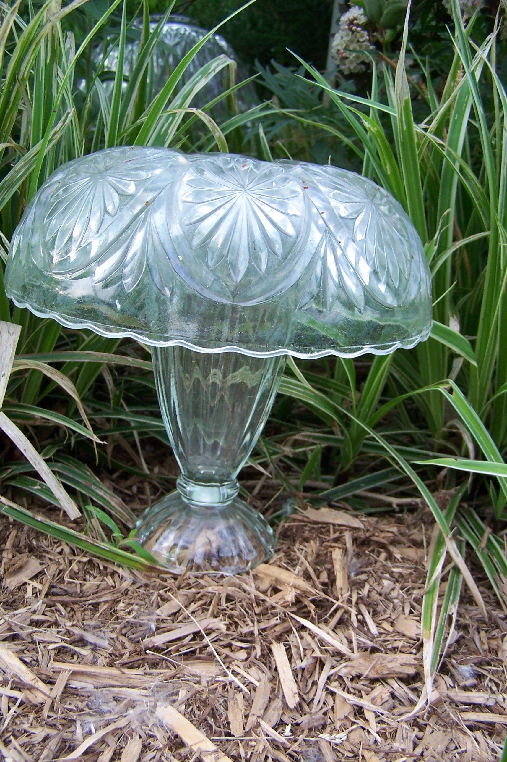 Suprising Garden Art Mushrooms Design Ideas