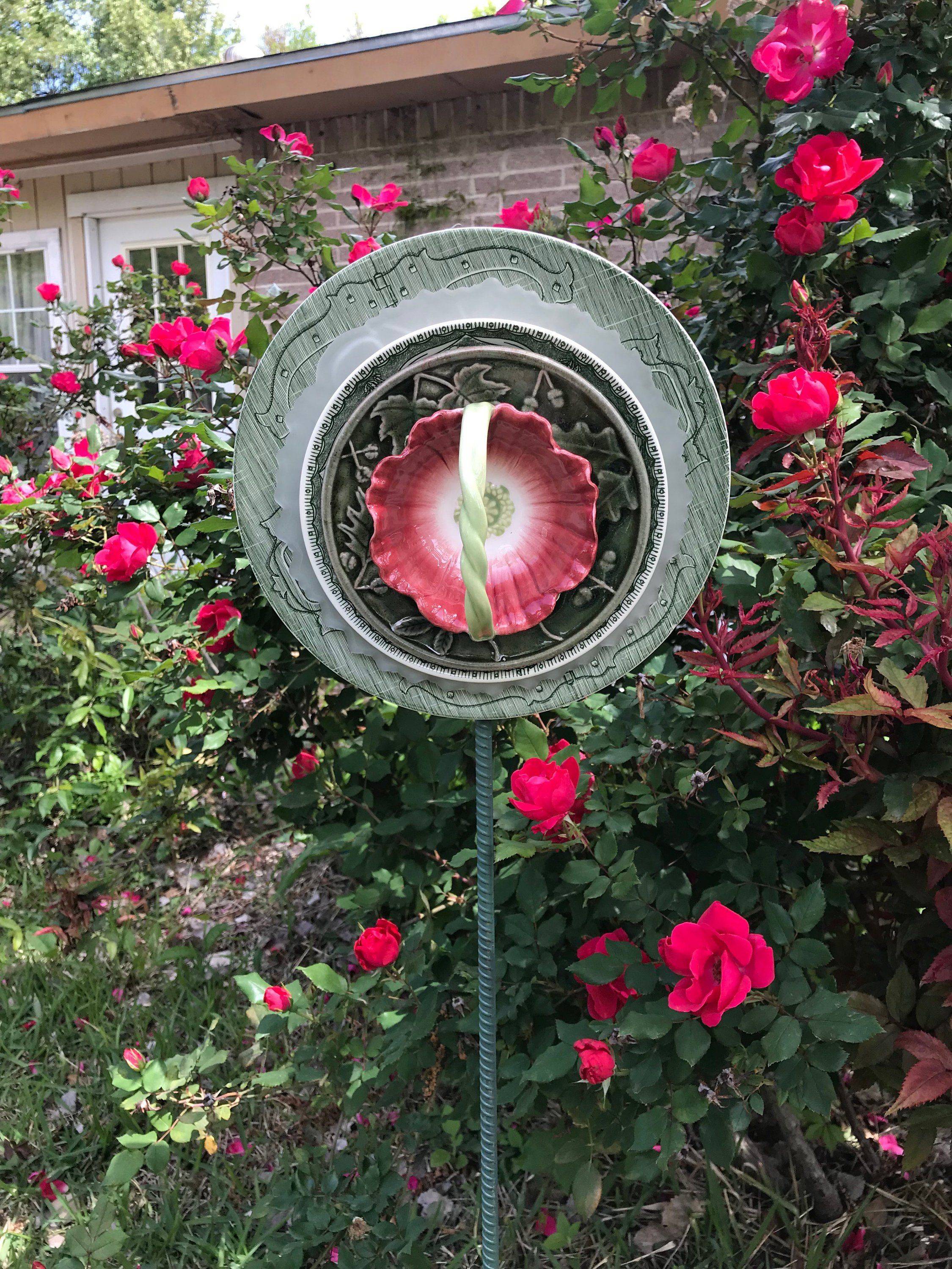 Best Glass Totems Garden Art Ideas