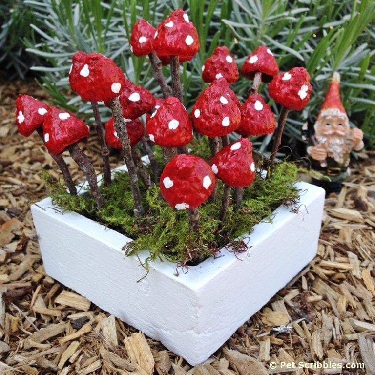 Suprising Garden Art Mushrooms Design Ideas