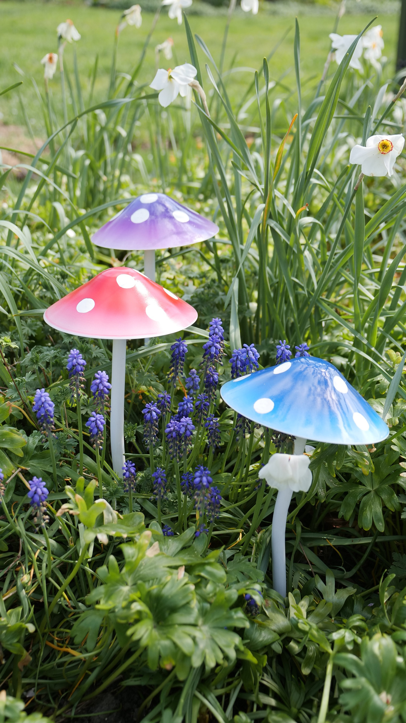 Metal Mushroom Garden Lawn Decoration Ornament Stake Toadstool