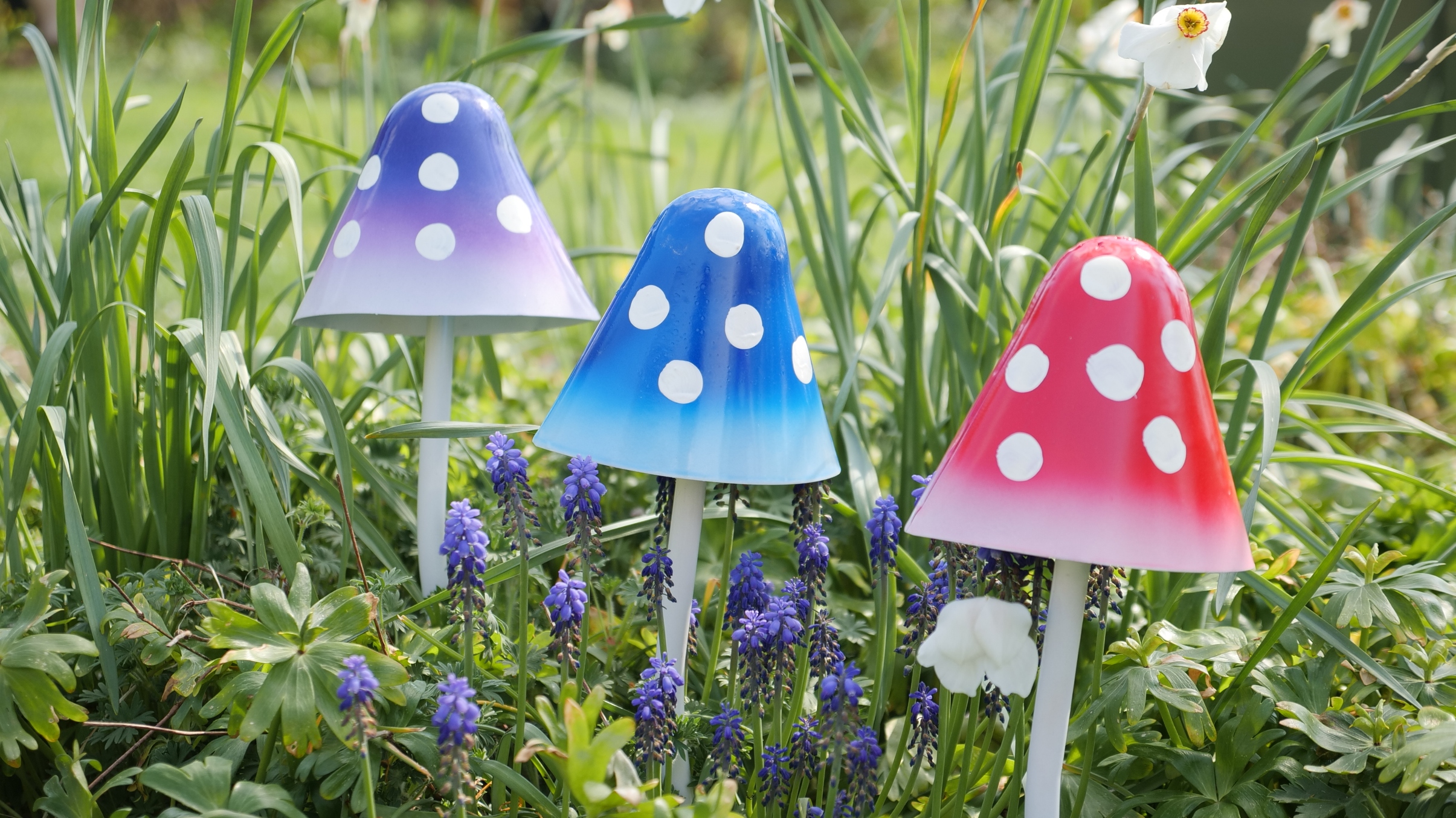 Metal Mushroom Garden Lawn Decoration Ornament Stake Toadstool