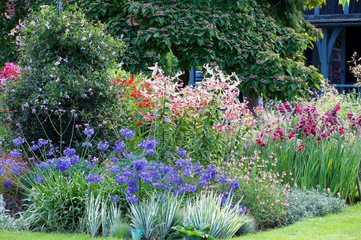 Perfect Front Yard Cottage Garden Ideas