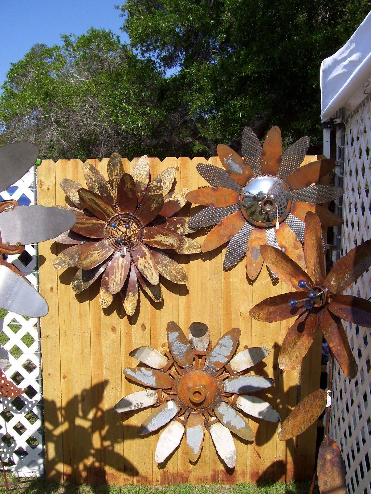 Horse Shoe Flower Metal Sculpture