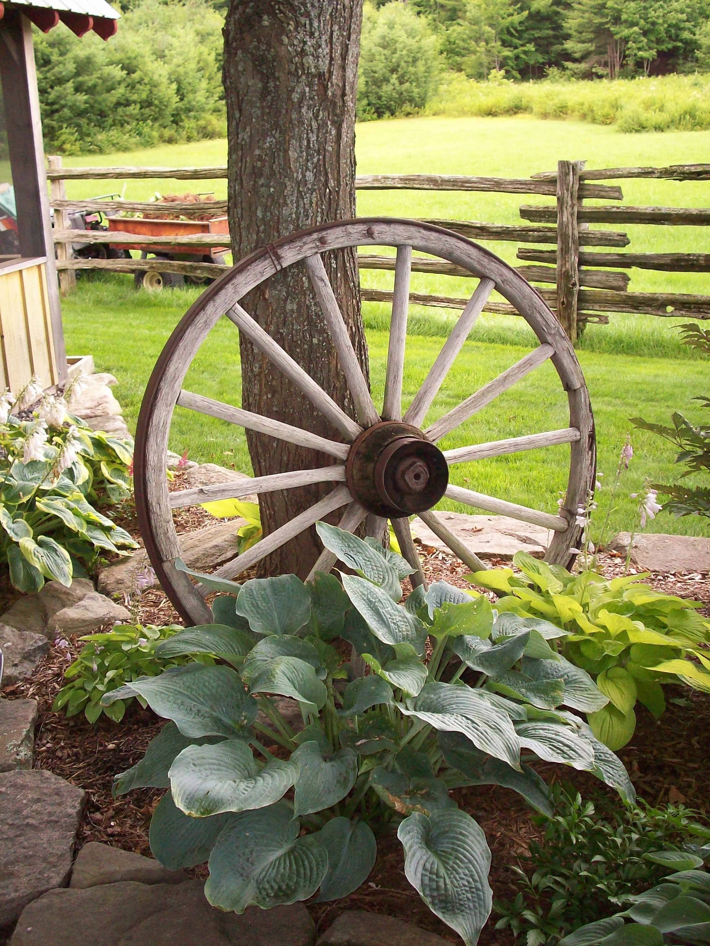 Amazing Wagon Wheel Garden Decorations
