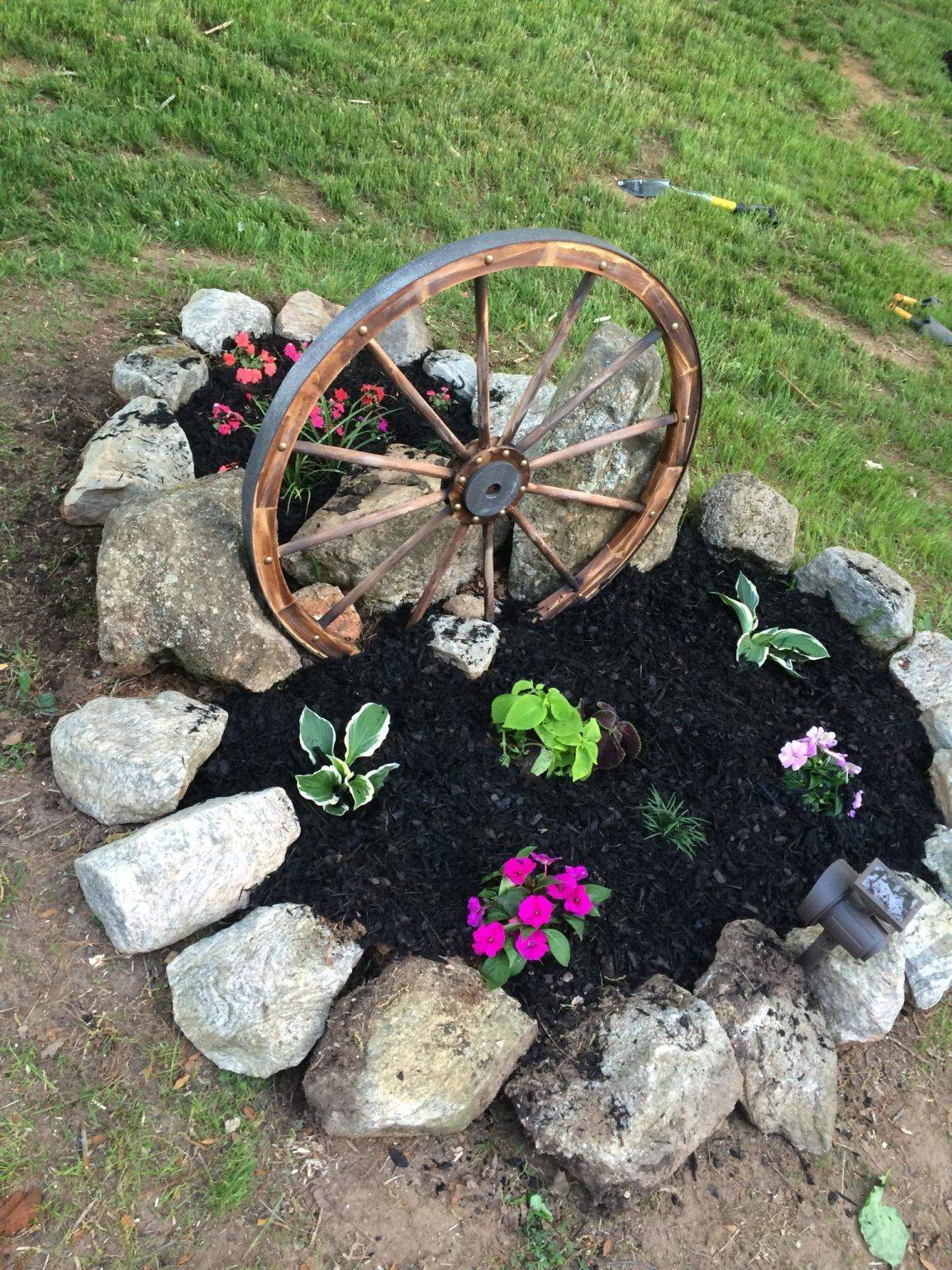Amazing Wagon Wheel Garden Decorations
