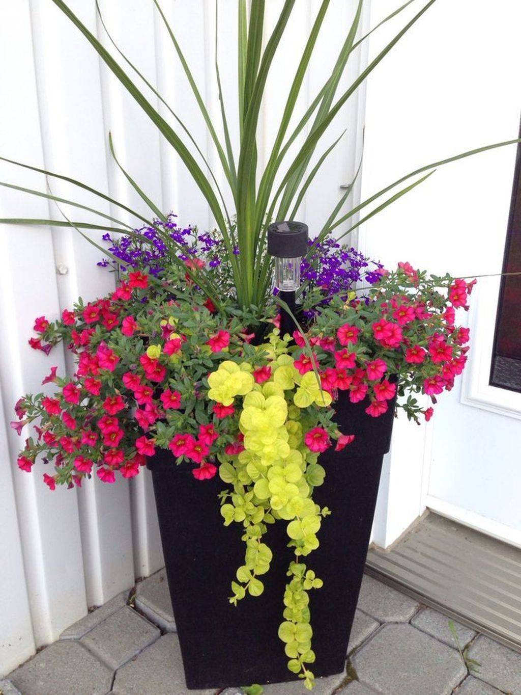 Easy And Fresh Spring Container Garden Flowers Ideas