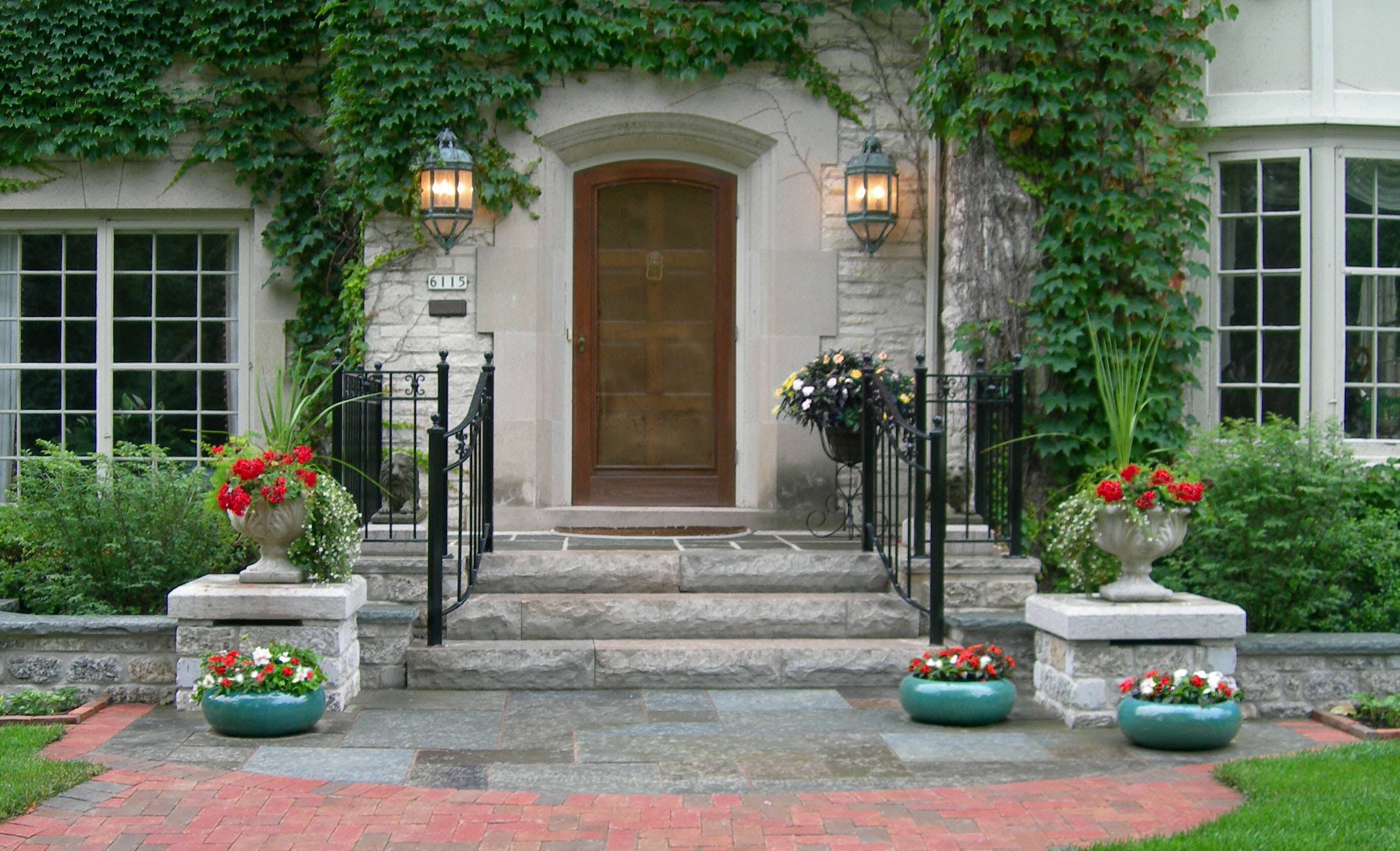 Best Old Door Outdoor Decor Ideas