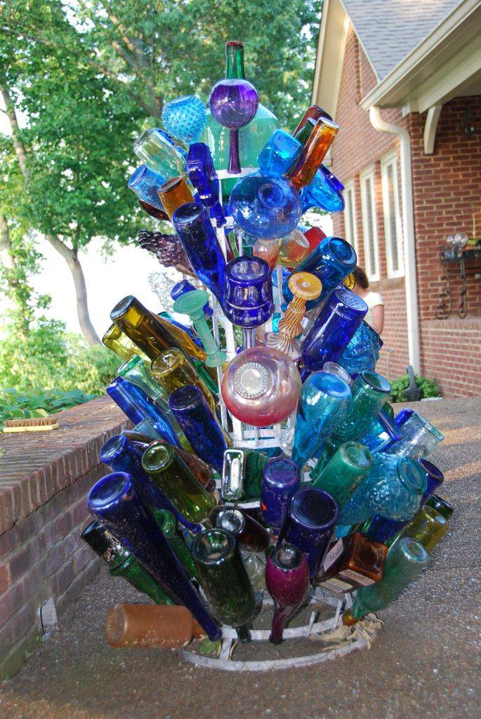 21 Garden Art Using Wine Bottles Ideas Worth a Look SharonSable