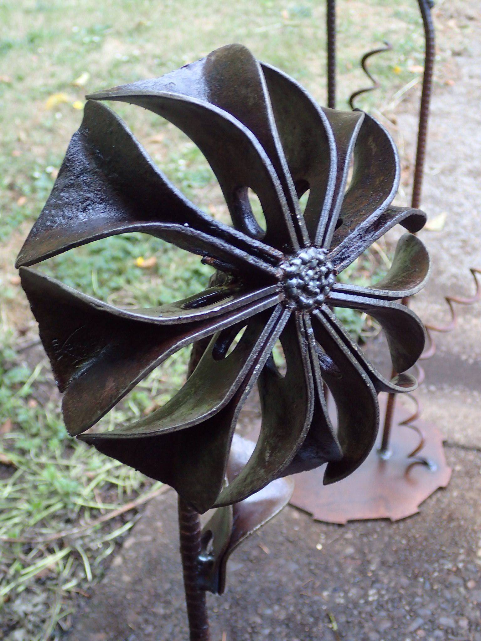 Unique Outdoor Metal Garden Art Ideas