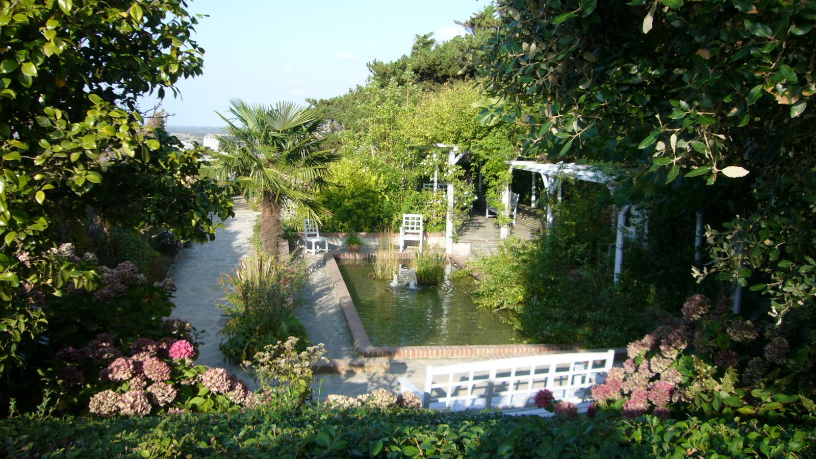 An Extravagant Garden Maze