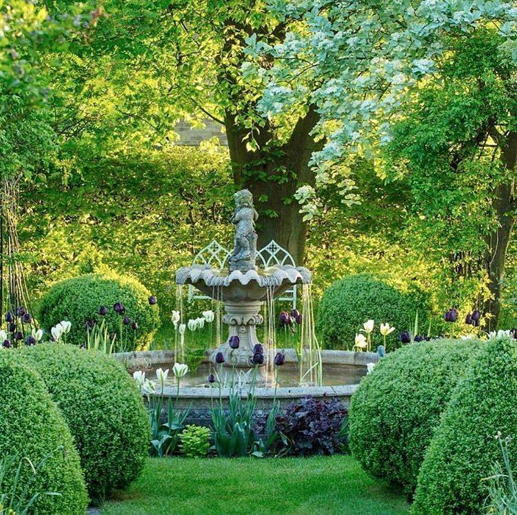 Beautiful Englishstyle Garden Wstatuary