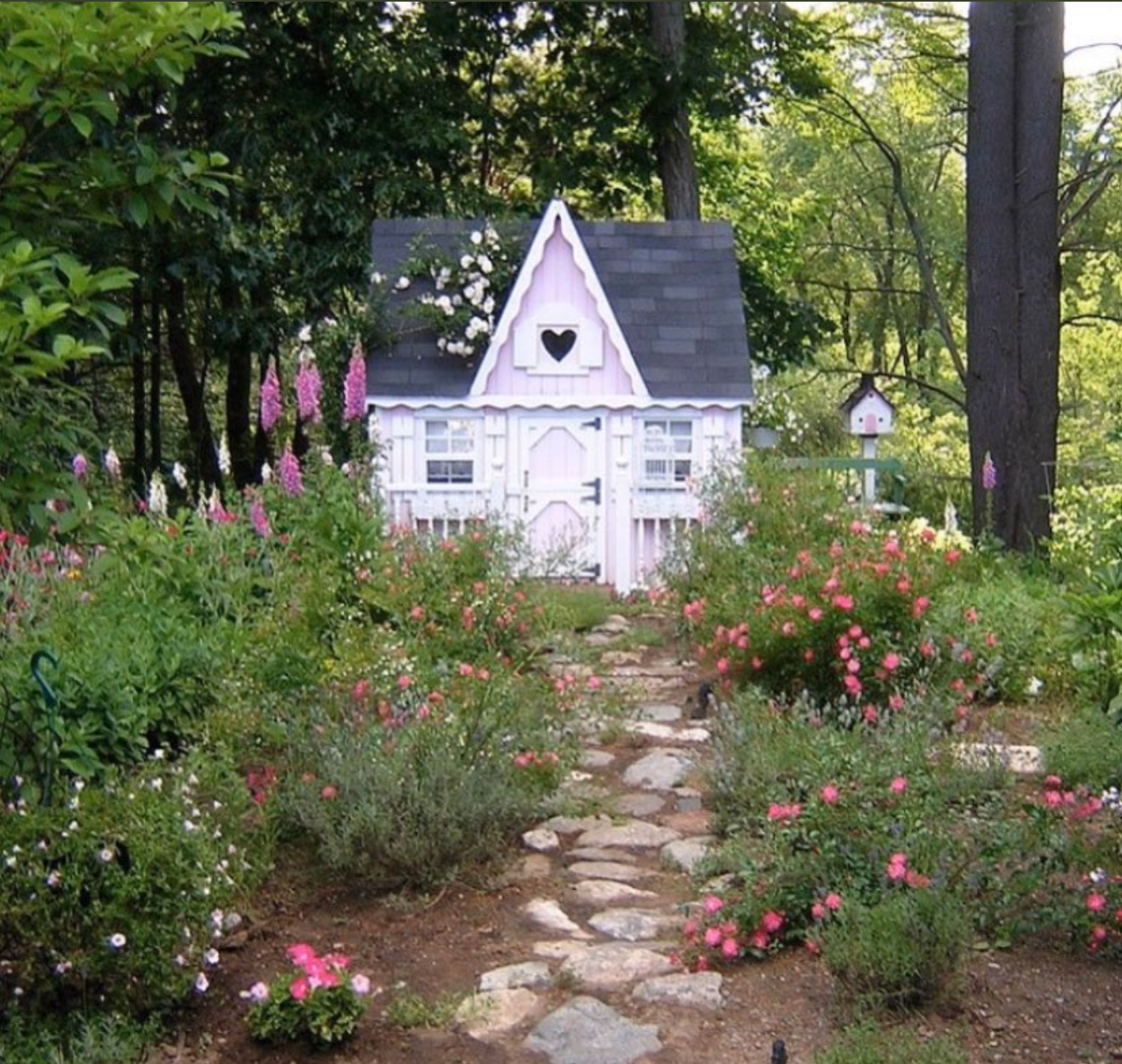 This Peaceful English Courtyard Garden