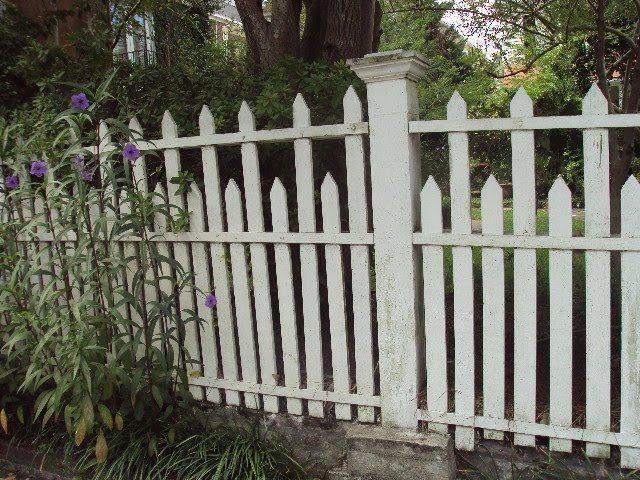 Cottage Garden Picket Fence Decorating Home Ideas