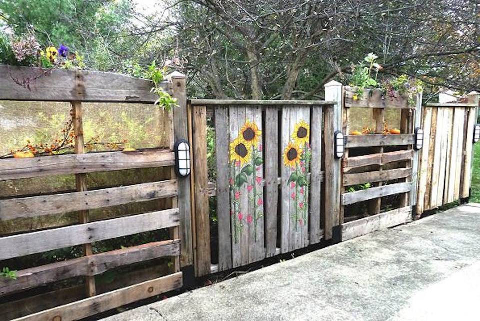 Beautiful Garden Fence Decorating Ideas