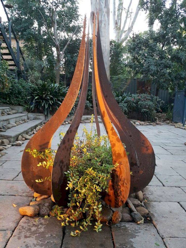 Modern Outdoor Metal Garden Art Ideas