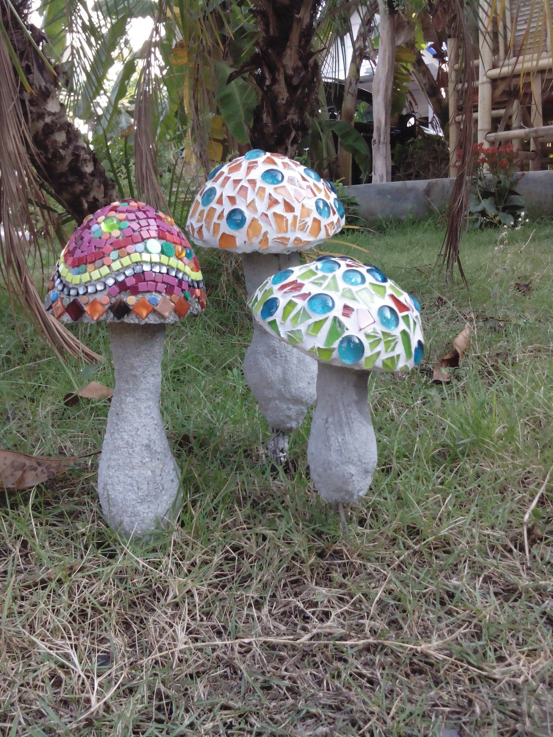 Suprising Garden Art Mushrooms Design Ideas