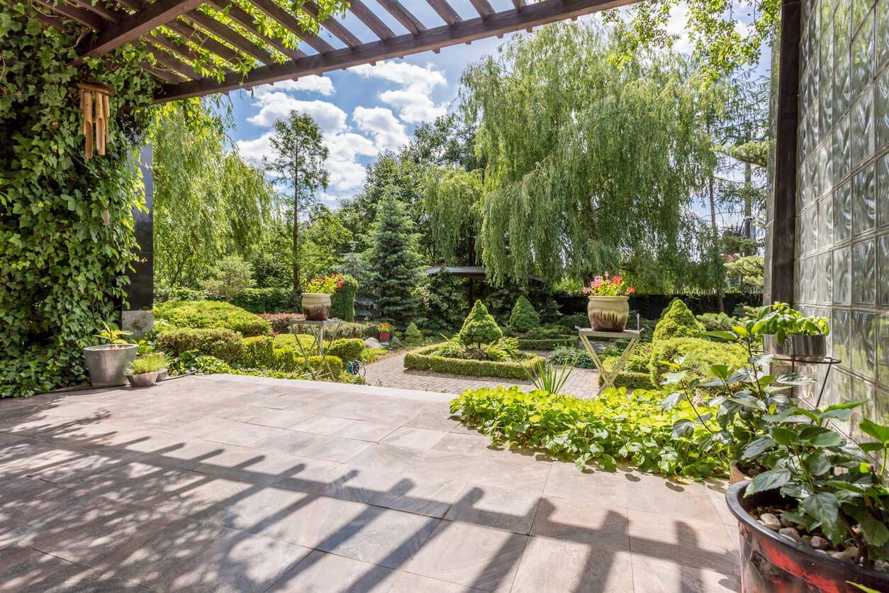 Lively Shabby Chic Garden Designs