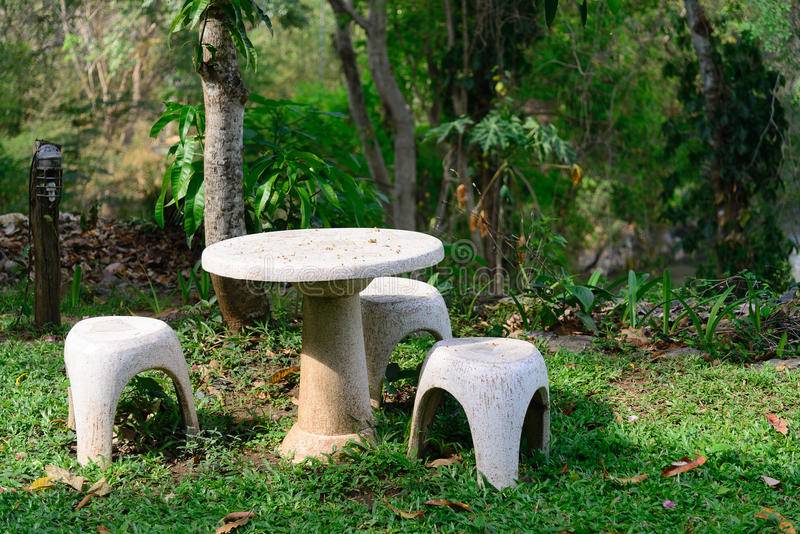 Overgrown Stone Seat Rock Garden Landscaping