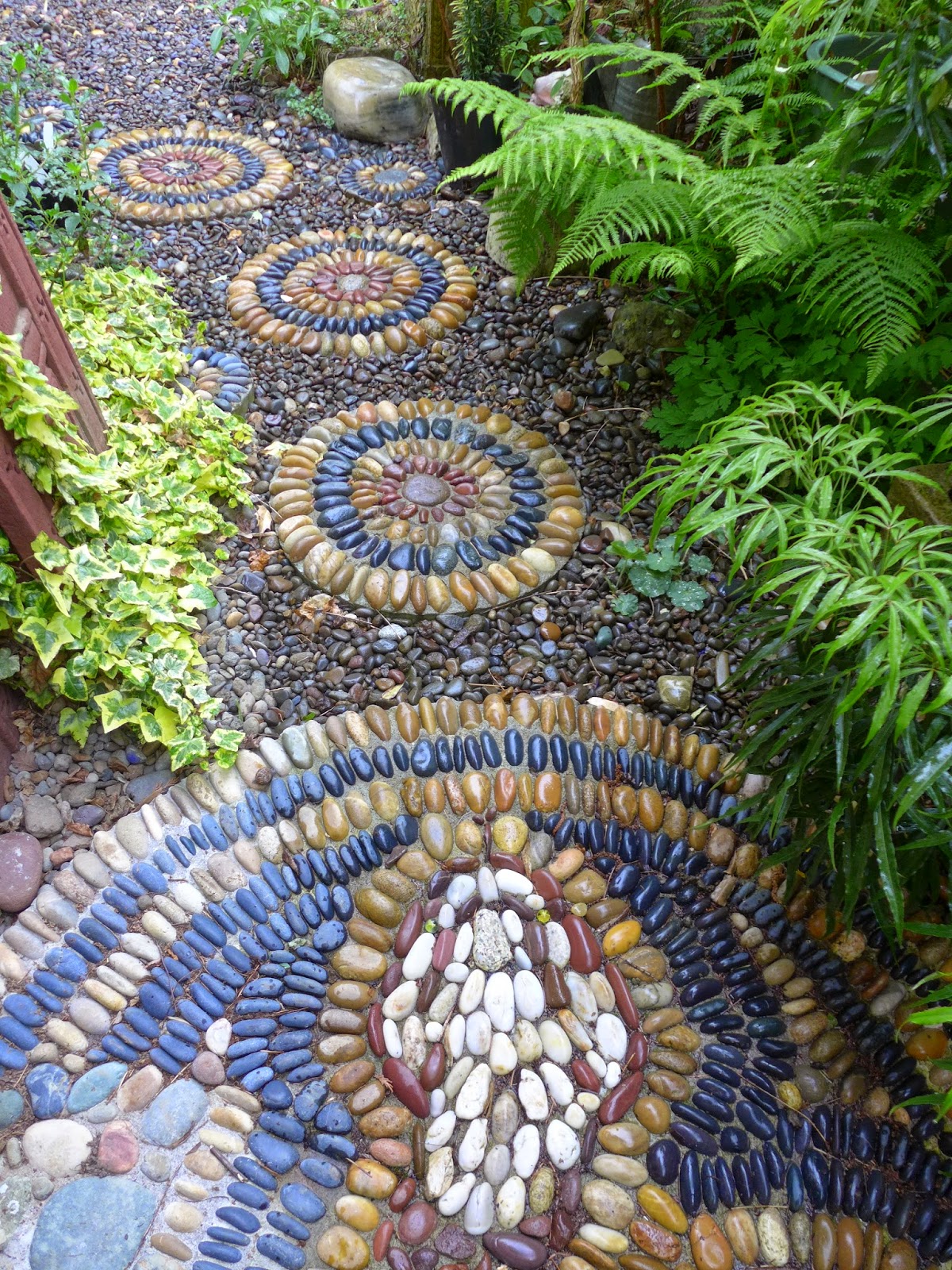 Nice Garden Stepping Stone Design Ideas
