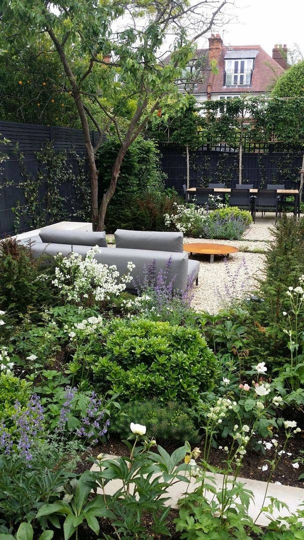 A Photo Small Courtyard Garden Uk Paul Maguire