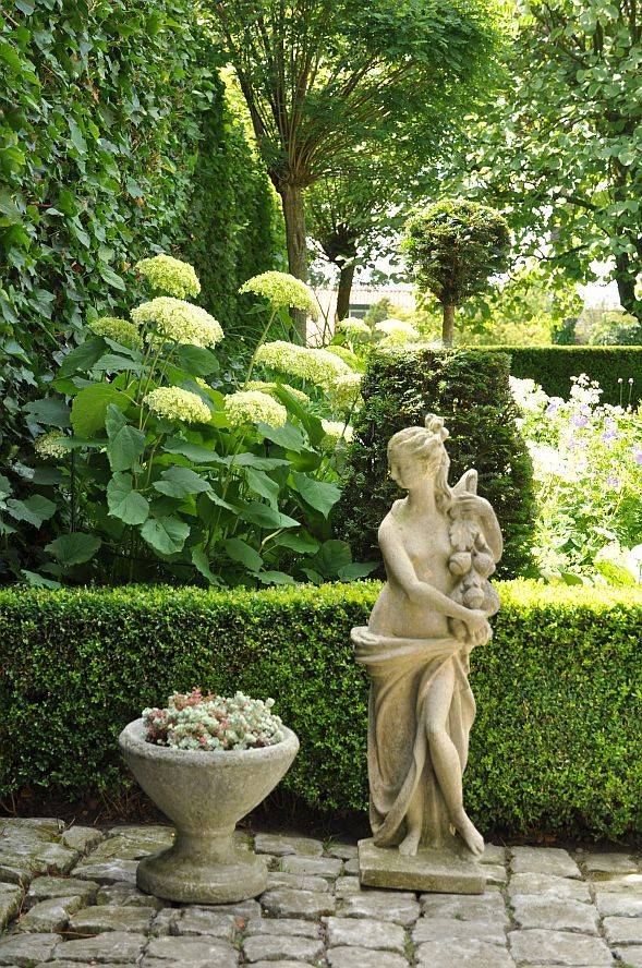 Charleston Gardens Country Garden Decor