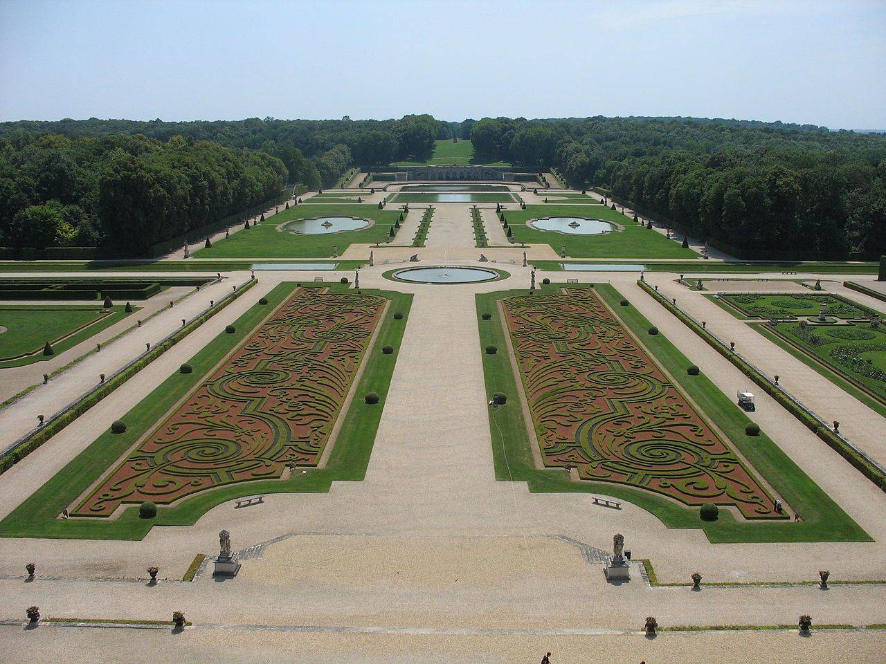 Le Parterre De Broderie Face