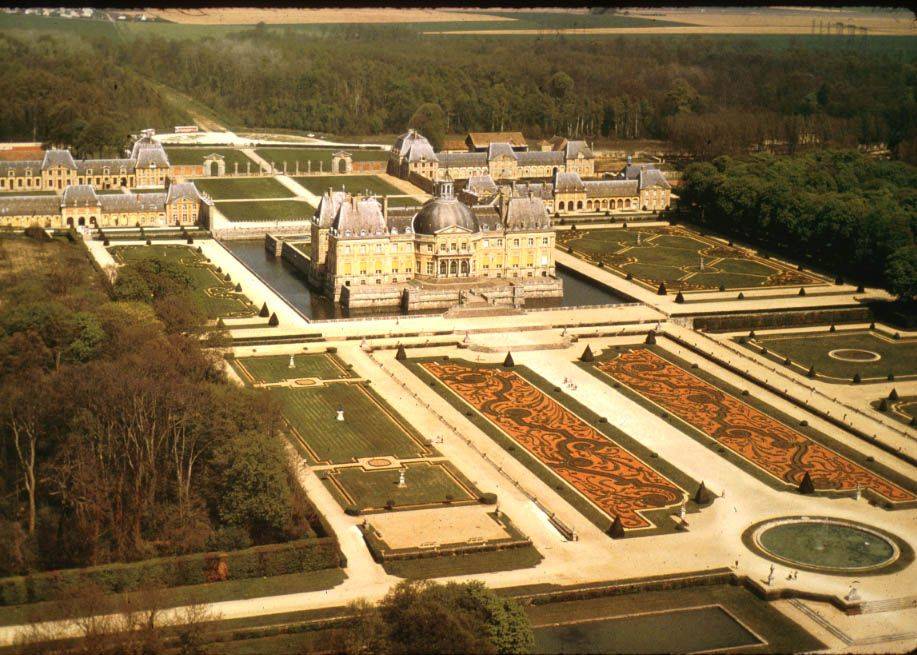 Bleus Garden Travel Hub