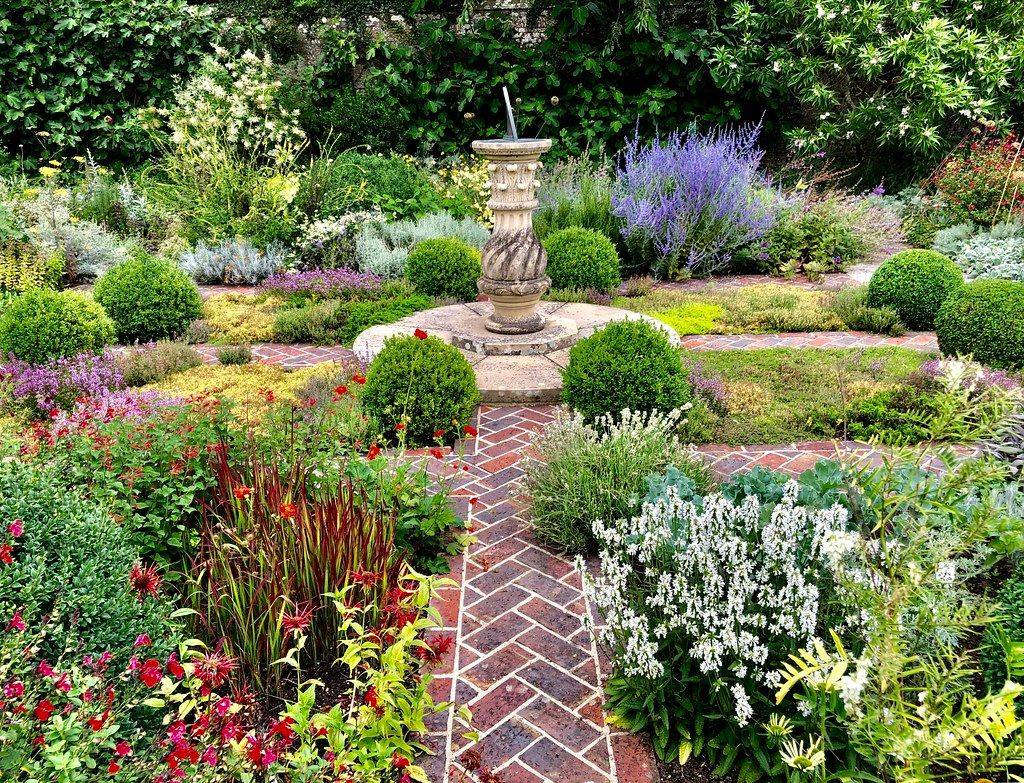 Amazing Formal English Garden Designs