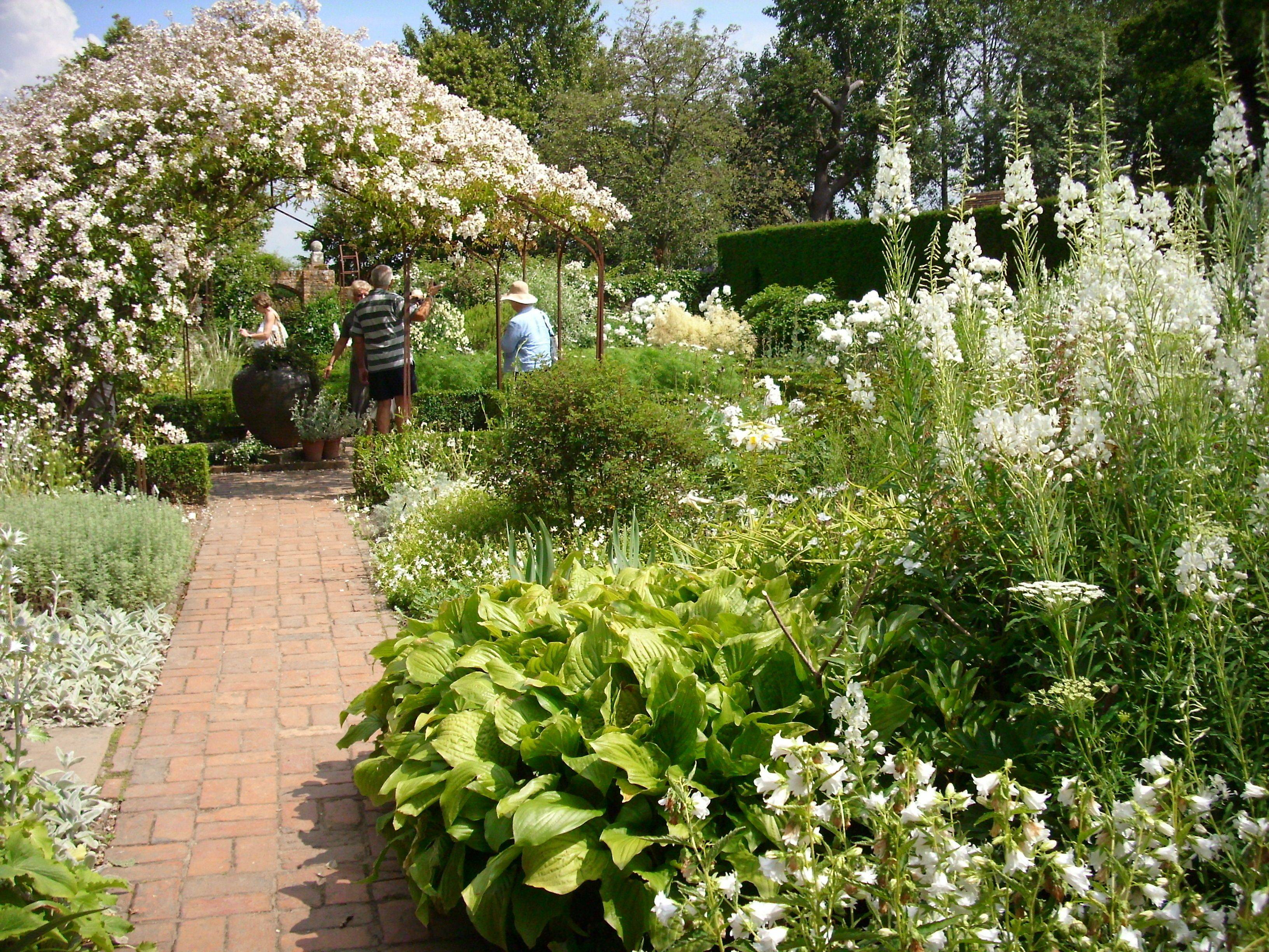 Sissinghursts White Garden