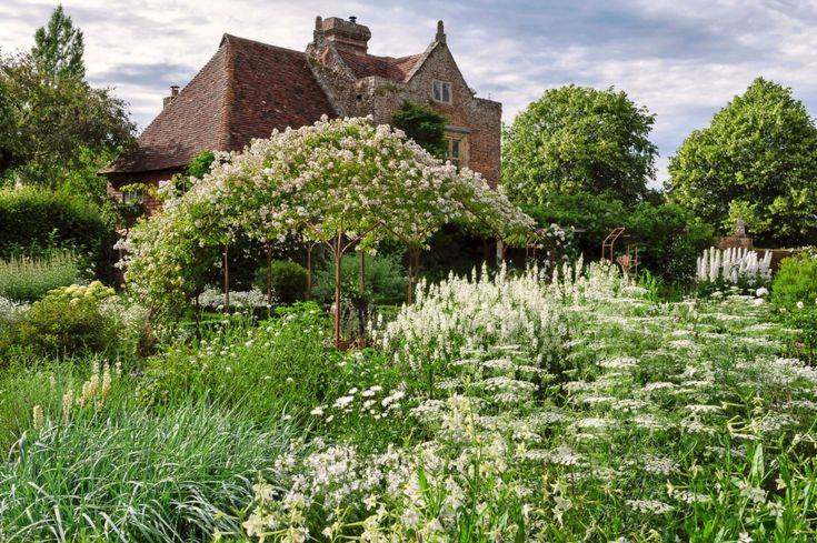 Sissinghurst White Gardens