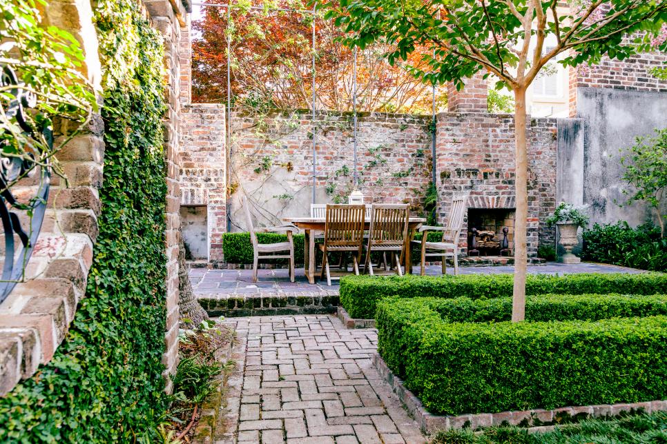 A Fancy Charleston Walled Garden