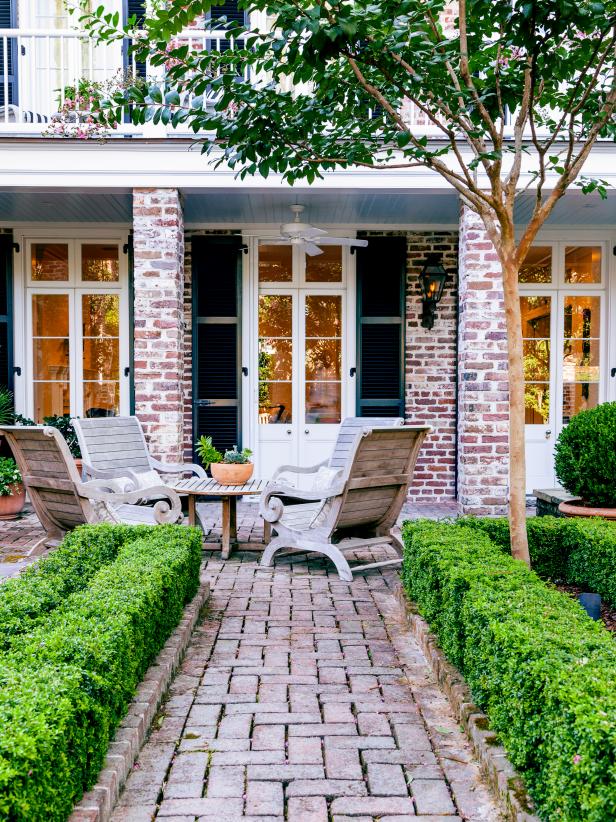 A Fancy Charleston Walled Garden