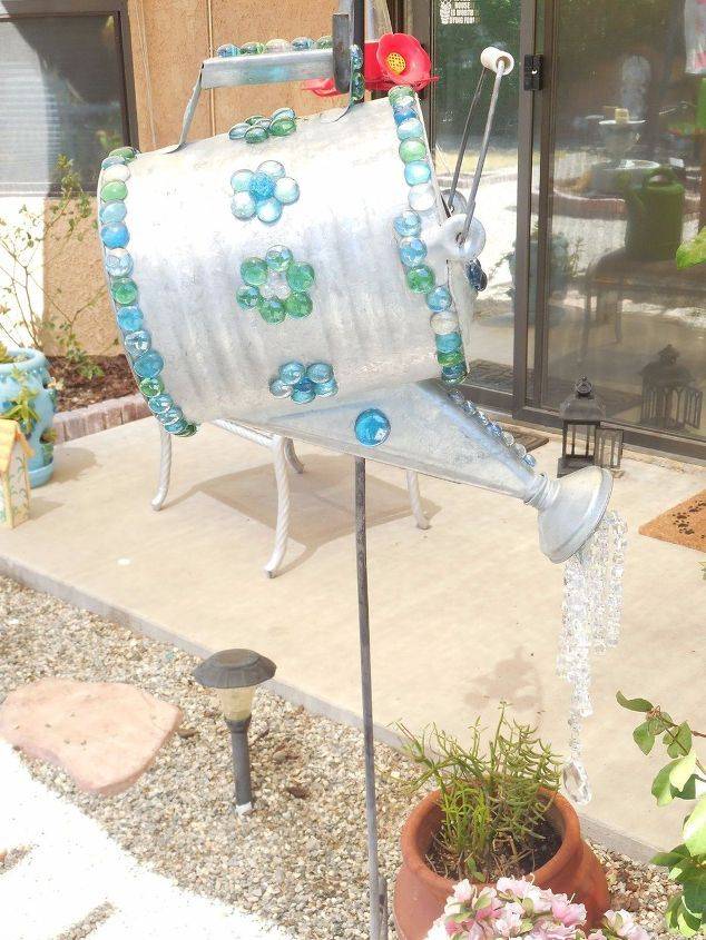 Creative Watering Can Garden Art Ideas